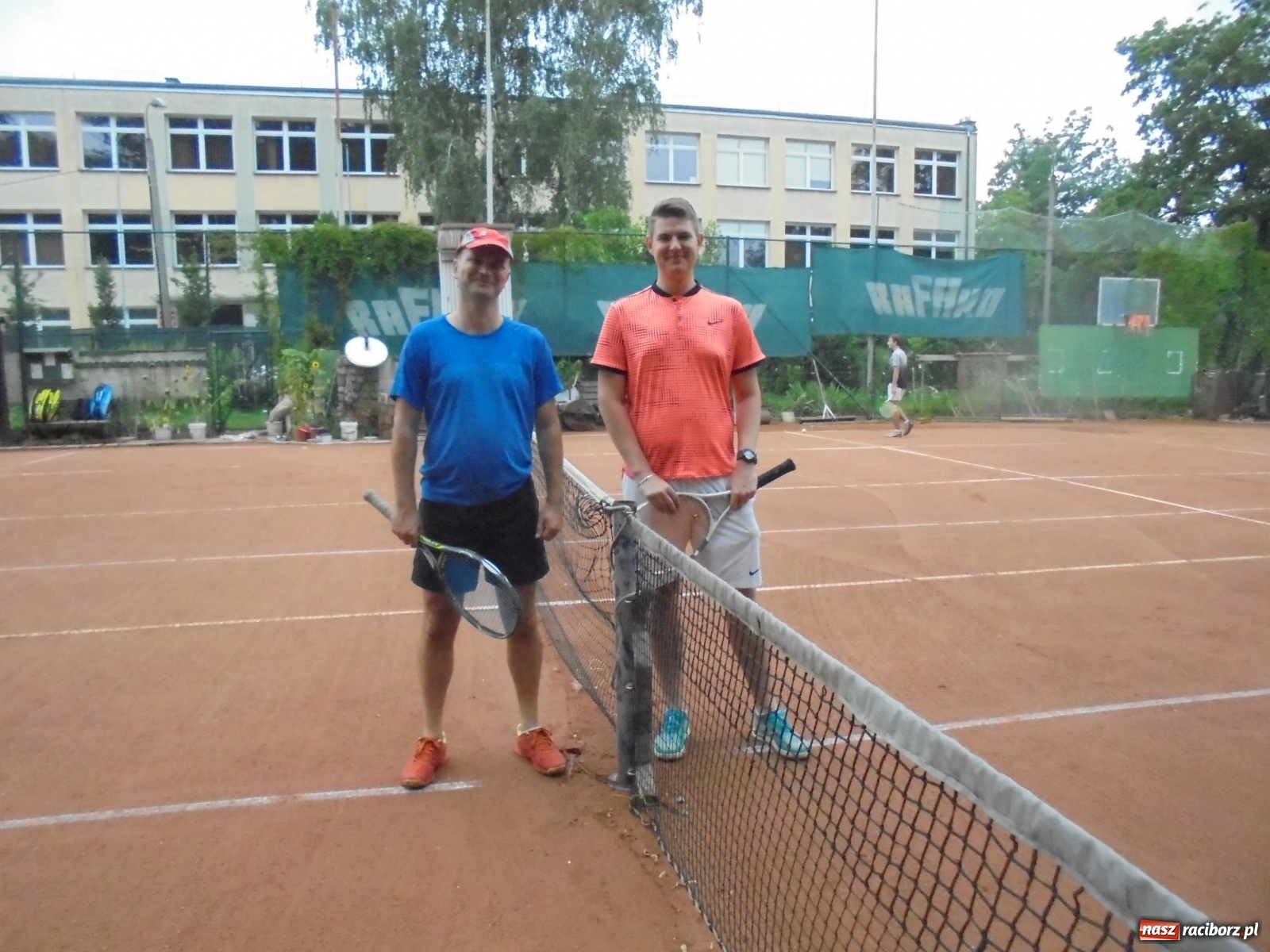 Zdjęcie w galerii na portalu naszraciborz.pl: Wojciech Rybiński z pucharem prezesa TKKF Rafako wiadomości z regionu