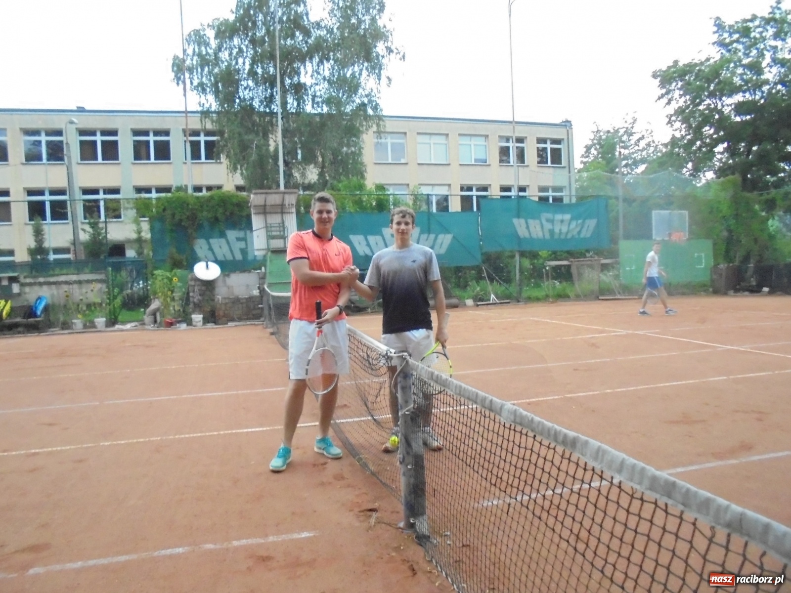 Zdjęcie w galerii na portalu naszraciborz.pl: Wojciech Rybiński z pucharem prezesa TKKF Rafako wiadomości z regionu