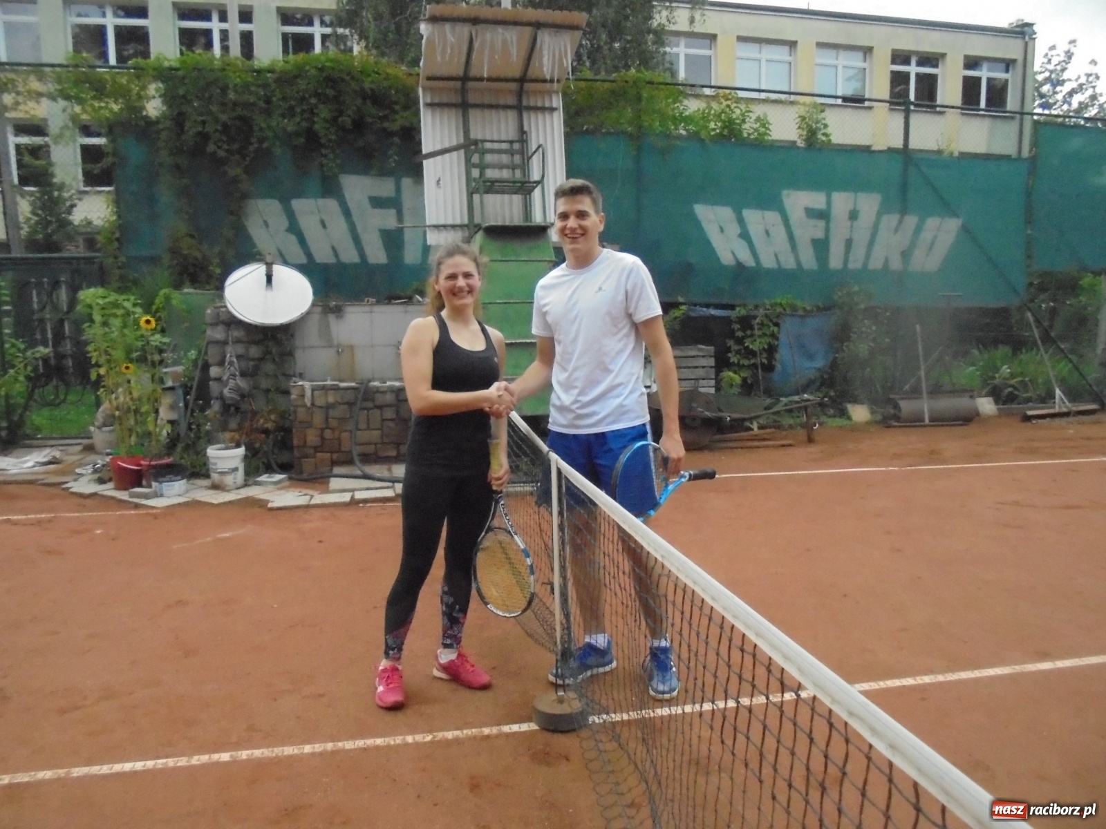 Zdjęcie w galerii na portalu naszraciborz.pl: Wojciech Rybiński z pucharem prezesa TKKF Rafako wiadomości z regionu