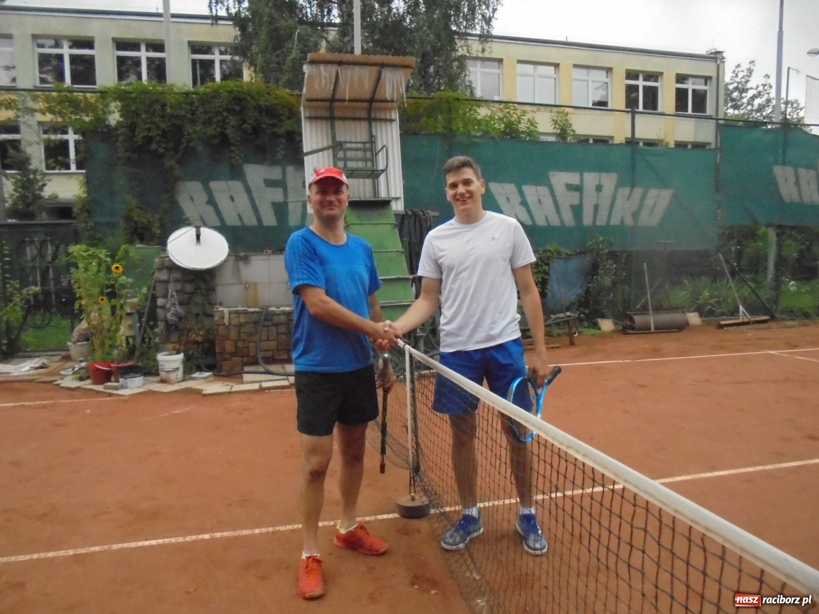 Zdjęcie w galerii na portalu naszraciborz.pl: Wojciech Rybiński z pucharem prezesa TKKF Rafako wiadomości z regionu