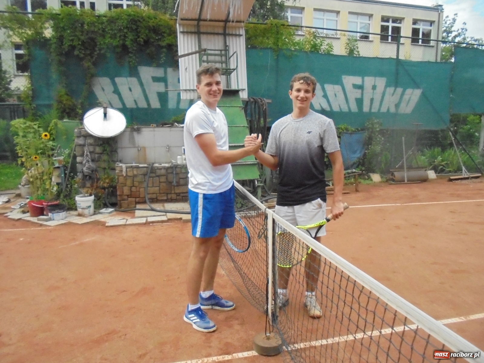 Zdjęcie w galerii na portalu naszraciborz.pl: Wojciech Rybiński z pucharem prezesa TKKF Rafako wiadomości z regionu