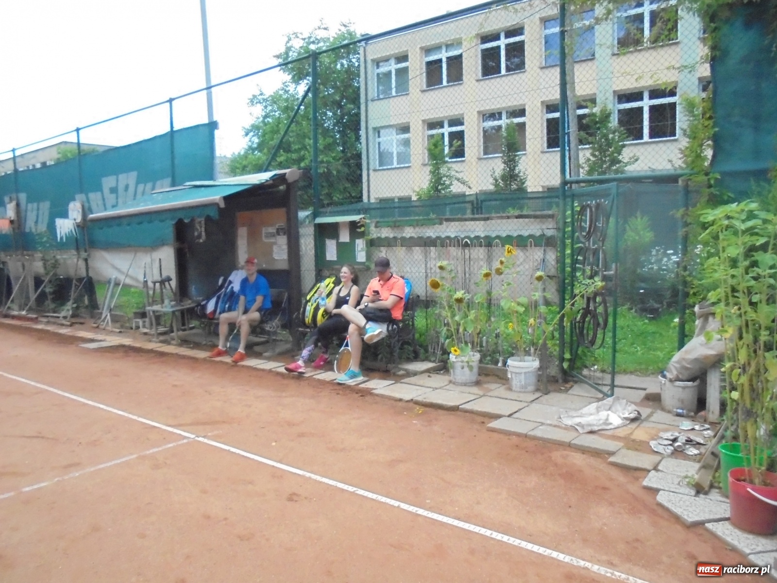 Zdjęcie w galerii na portalu naszraciborz.pl: Wojciech Rybiński z pucharem prezesa TKKF Rafako wiadomości z regionu