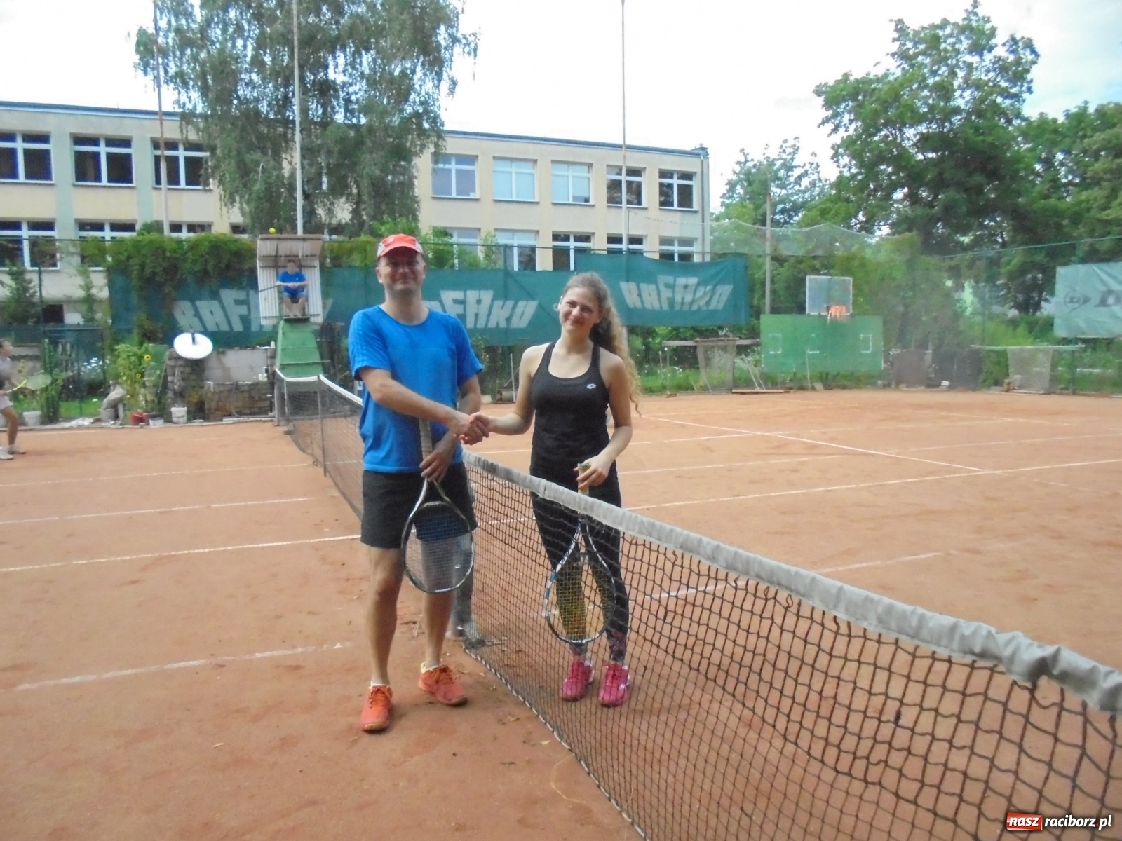 Zdjęcie w galerii na portalu naszraciborz.pl: Wojciech Rybiński z pucharem prezesa TKKF Rafako wiadomości z regionu