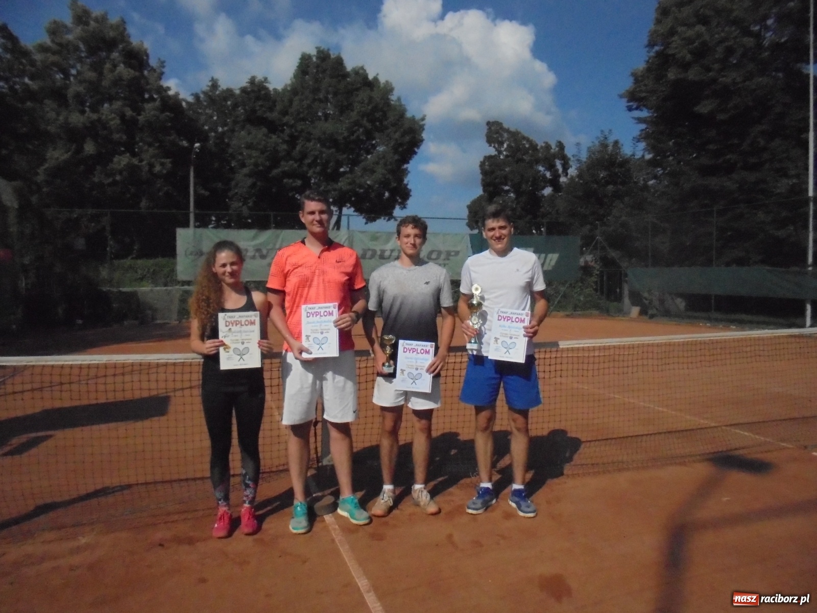 Zdjęcie w galerii na portalu naszraciborz.pl: Wojciech Rybiński z pucharem prezesa TKKF Rafako wiadomości z regionu