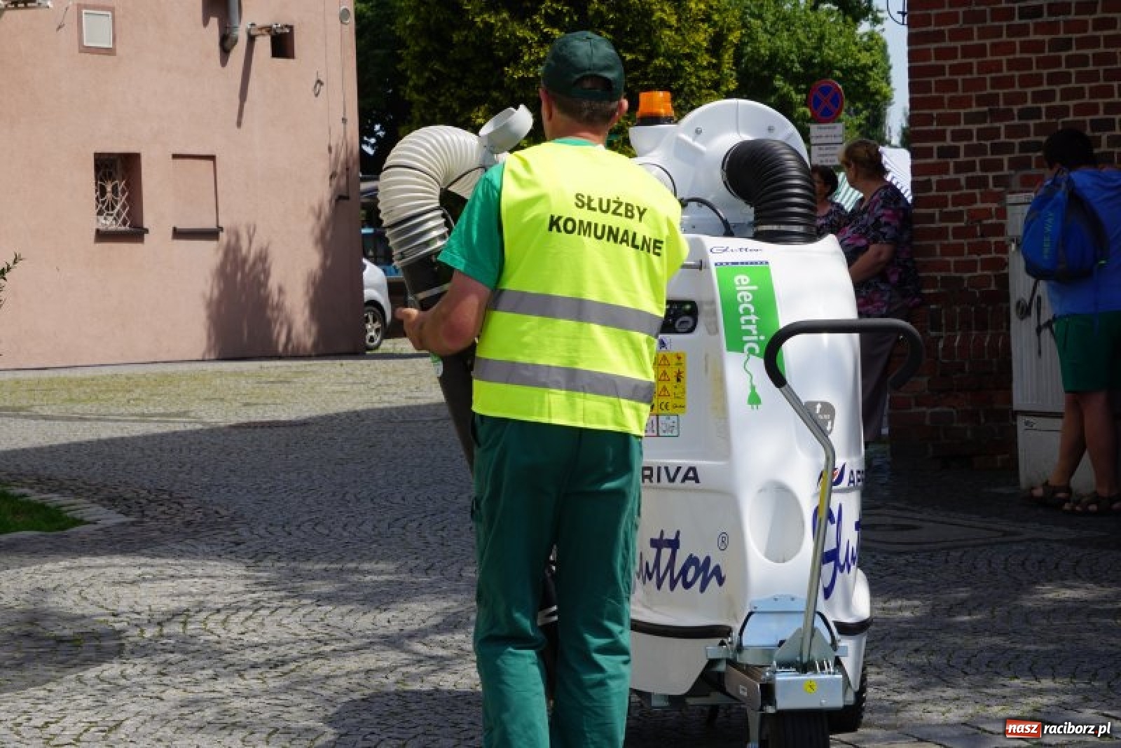 Zdjęcie w galerii na portalu naszraciborz.pl: Ekologiczny miejski odkurzacz rozpoczął pracę na ulicach Raciborza wiadomości z regionu