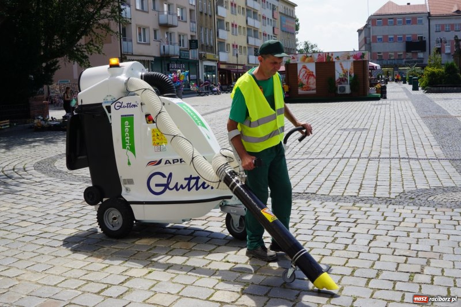 Zdjęcie w galerii na portalu naszraciborz.pl: Ekologiczny miejski odkurzacz rozpoczął pracę na ulicach Raciborza wiadomości z regionu