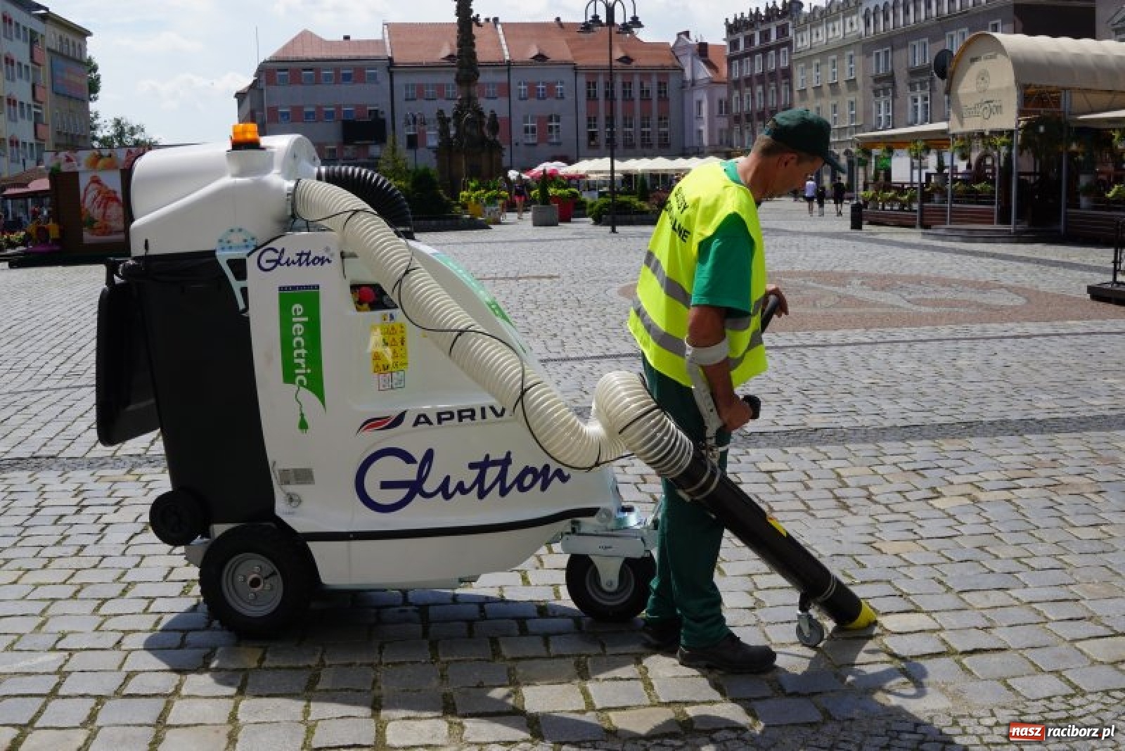 Zdjęcie w galerii na portalu naszraciborz.pl: Ekologiczny miejski odkurzacz rozpoczął pracę na ulicach Raciborza wiadomości z regionu