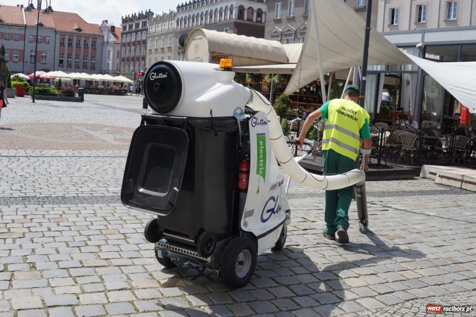 Zdjęcie w galerii na portalu naszraciborz.pl: Ekologiczny miejski odkurzacz rozpoczął pracę na ulicach Raciborza wiadomości z regionu