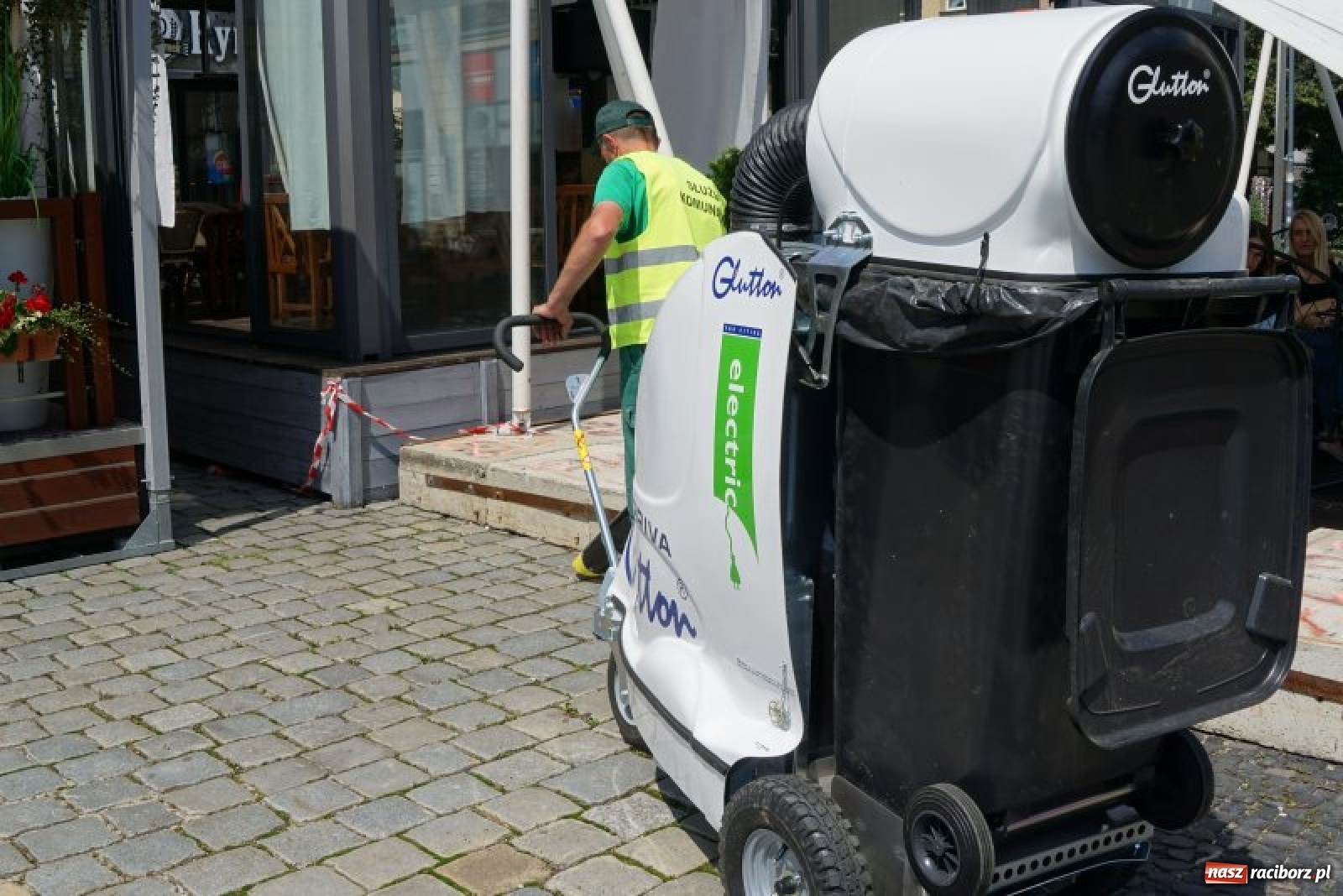 Zdjęcie w galerii na portalu naszraciborz.pl: Ekologiczny miejski odkurzacz rozpoczął pracę na ulicach Raciborza wiadomości z regionu