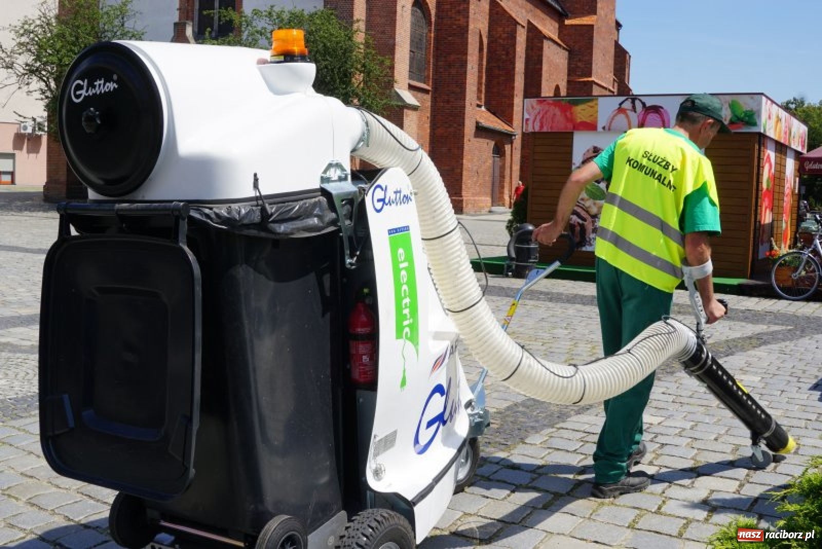 Zdjęcie w galerii na portalu naszraciborz.pl: Ekologiczny miejski odkurzacz rozpoczął pracę na ulicach Raciborza wiadomości z regionu