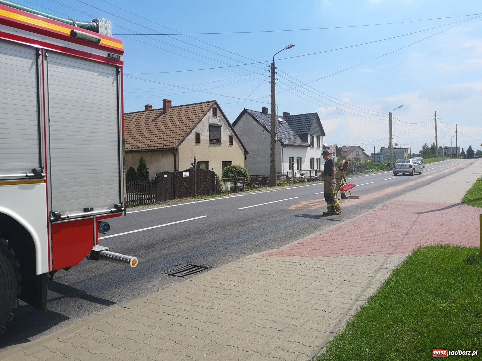 Zdjęcie w galerii na portalu naszraciborz.pl: Raport 998. Samochód gubił paliwo na DK 45 [FOTO] wiadomości z regionu