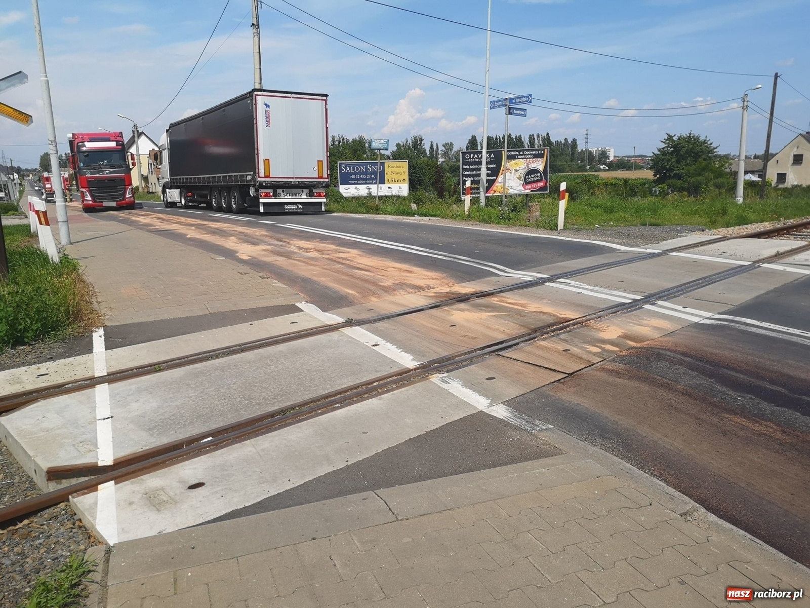 Zdjęcie w galerii na portalu naszraciborz.pl: Raport 998. Samochód gubił paliwo na DK 45 [FOTO] wiadomości z regionu