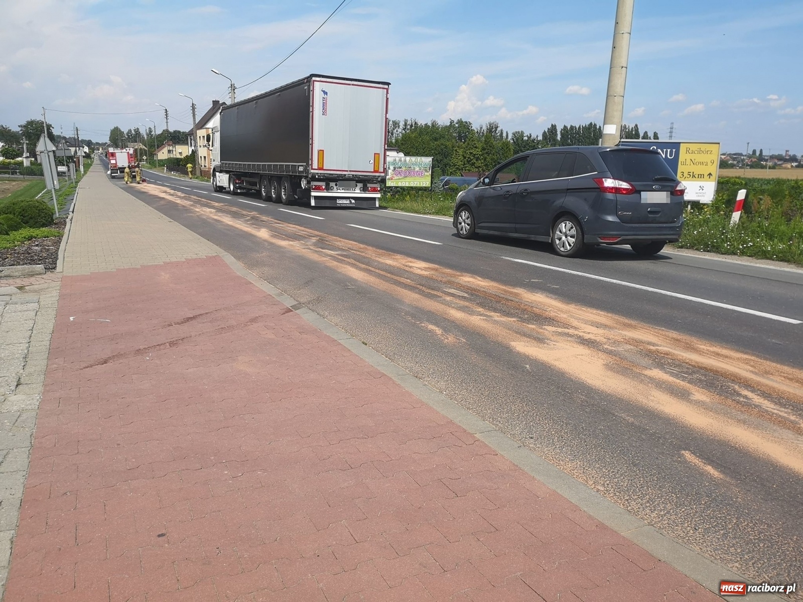 Zdjęcie w galerii na portalu naszraciborz.pl: Raport 998. Samochód gubił paliwo na DK 45 [FOTO] wiadomości z regionu