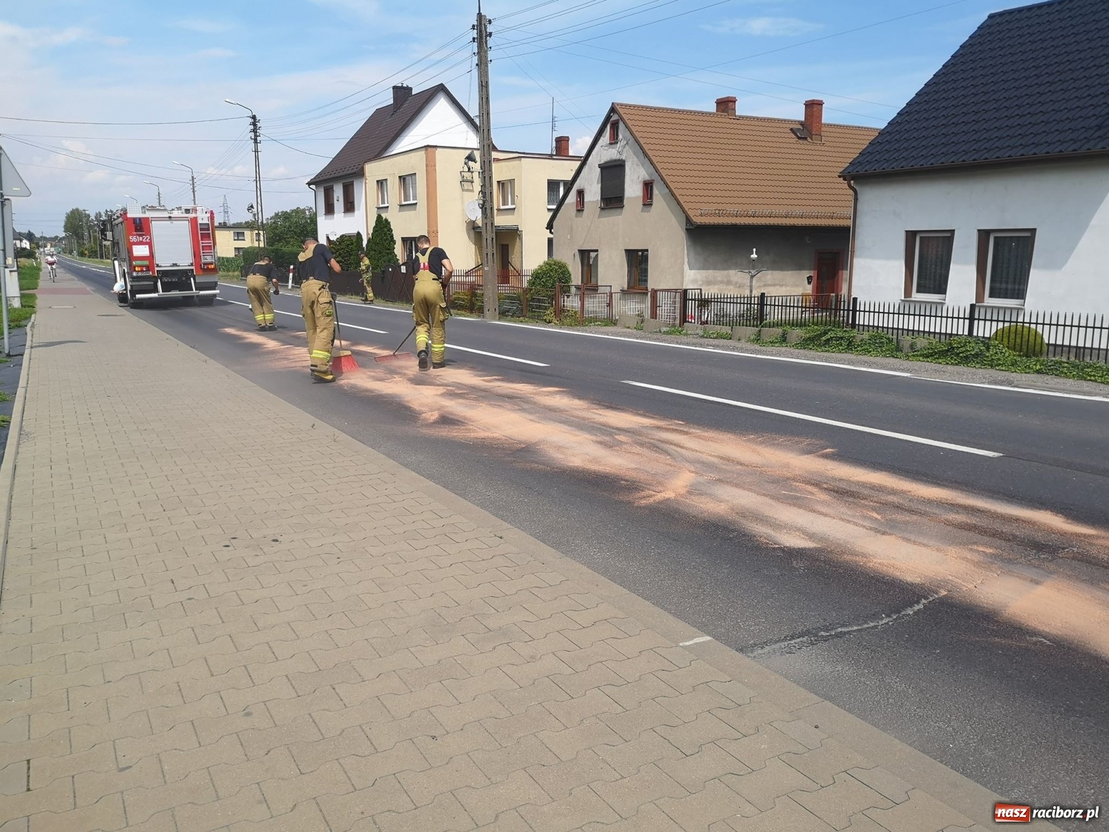 Zdjęcie w galerii na portalu naszraciborz.pl: Raport 998. Samochód gubił paliwo na DK 45 [FOTO] wiadomości z regionu
