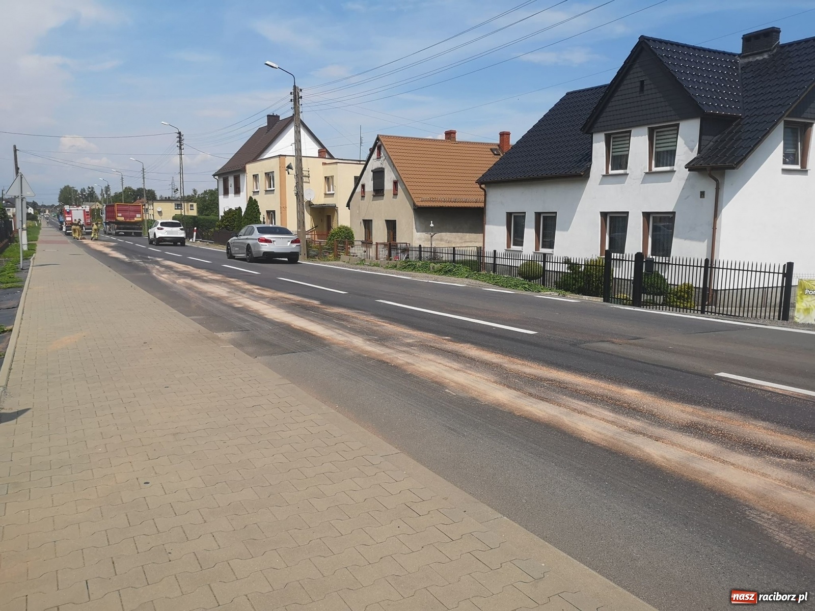 Zdjęcie w galerii na portalu naszraciborz.pl: Raport 998. Samochód gubił paliwo na DK 45 [FOTO] wiadomości z regionu
