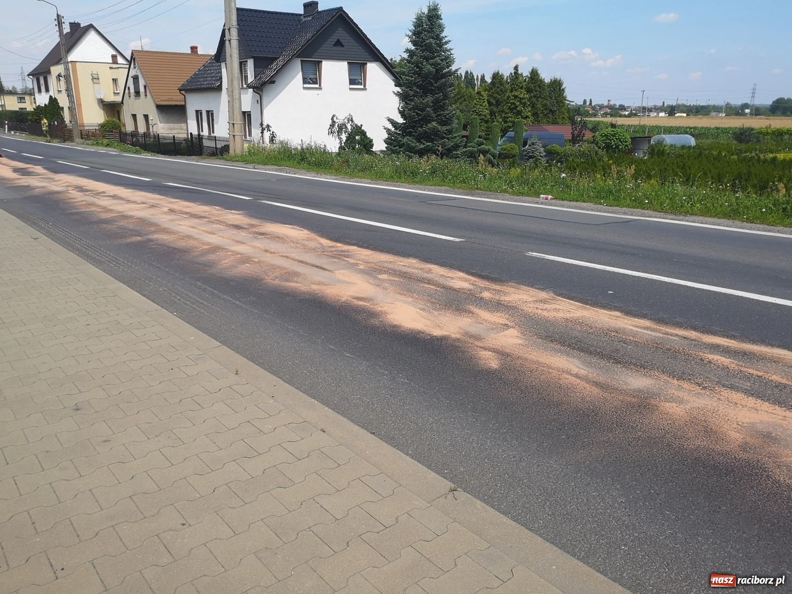 Zdjęcie w galerii na portalu naszraciborz.pl: Raport 998. Samochód gubił paliwo na DK 45 [FOTO] wiadomości z regionu