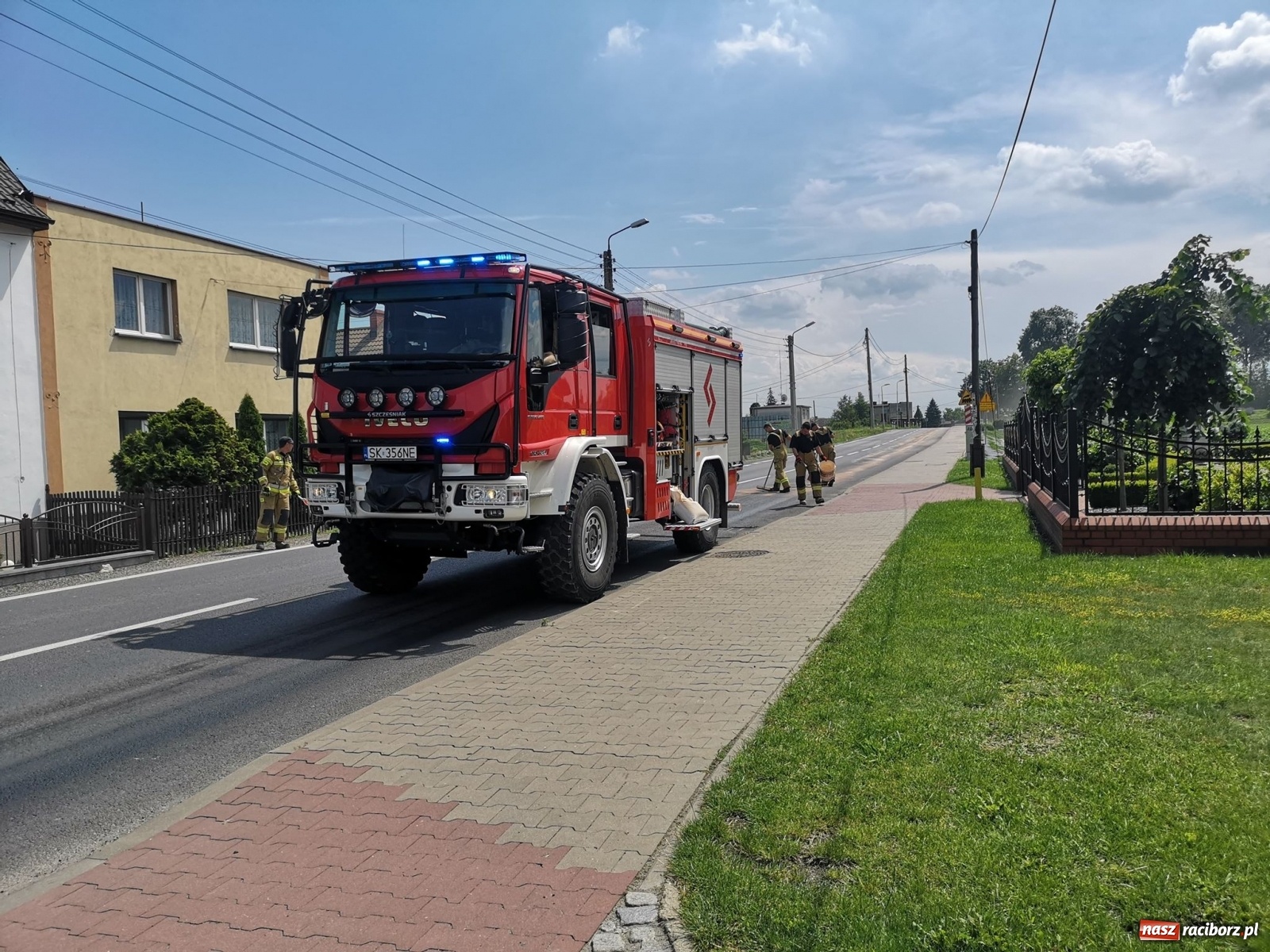 Zdjęcie w galerii na portalu naszraciborz.pl: Raport 998. Samochód gubił paliwo na DK 45 [FOTO] wiadomości z regionu