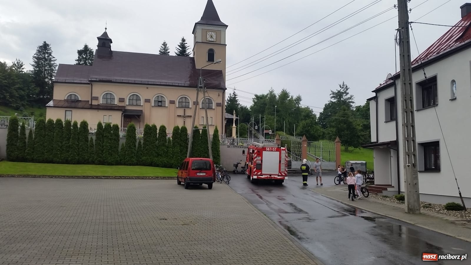 Zdjęcie w galerii na portalu naszraciborz.pl: Raport 998. Samochód gubił paliwo na DK 45 [FOTO] wiadomości z regionu