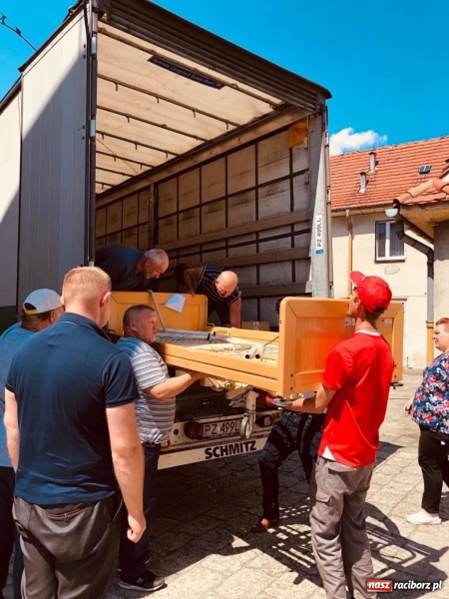 Zdjęcie w galerii na portalu naszraciborz.pl: Zakład Opiekuńczo-Leczniczy z Krzanowic z darowizną z Niemiec wiadomości z regionu