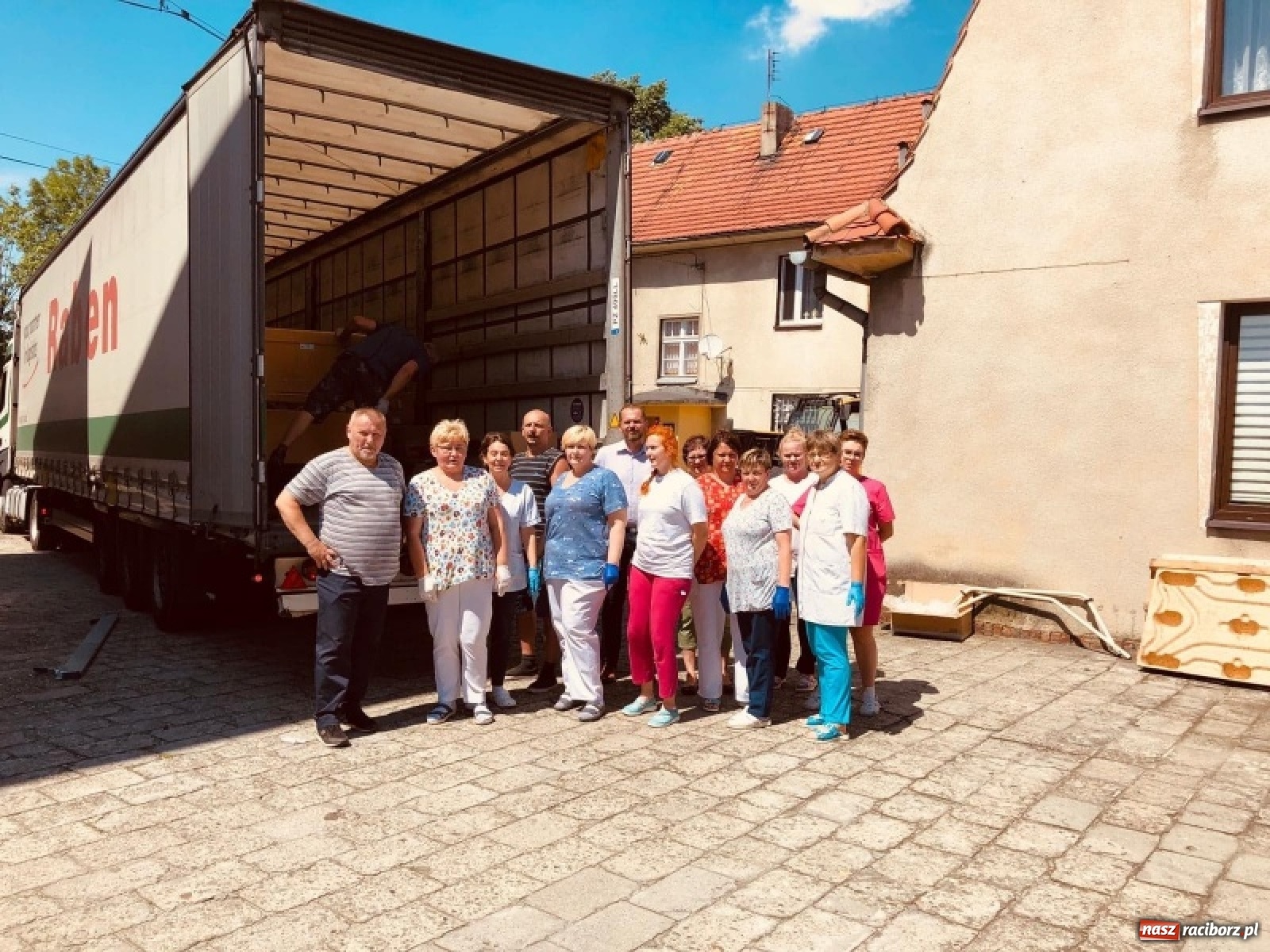 Zdjęcie w galerii na portalu naszraciborz.pl: Zakład Opiekuńczo-Leczniczy z Krzanowic z darowizną z Niemiec wiadomości z regionu