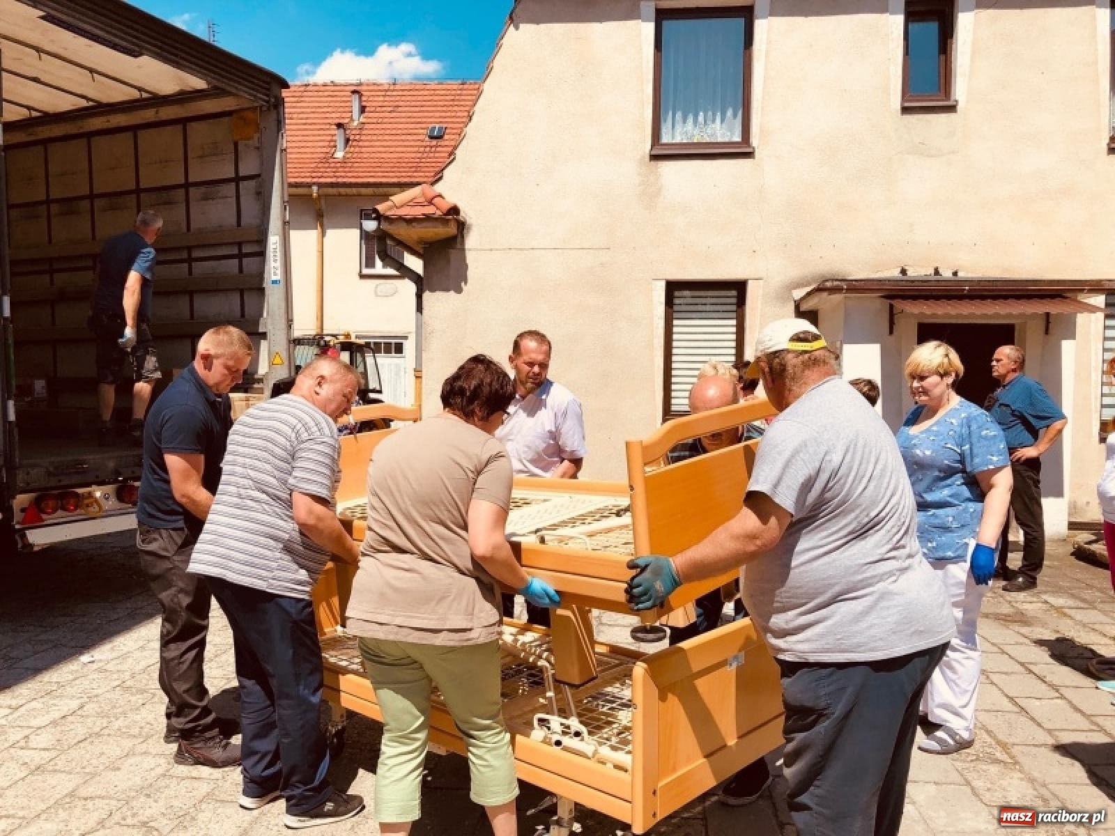 Zdjęcie w galerii na portalu naszraciborz.pl: Zakład Opiekuńczo-Leczniczy z Krzanowic z darowizną z Niemiec wiadomości z regionu