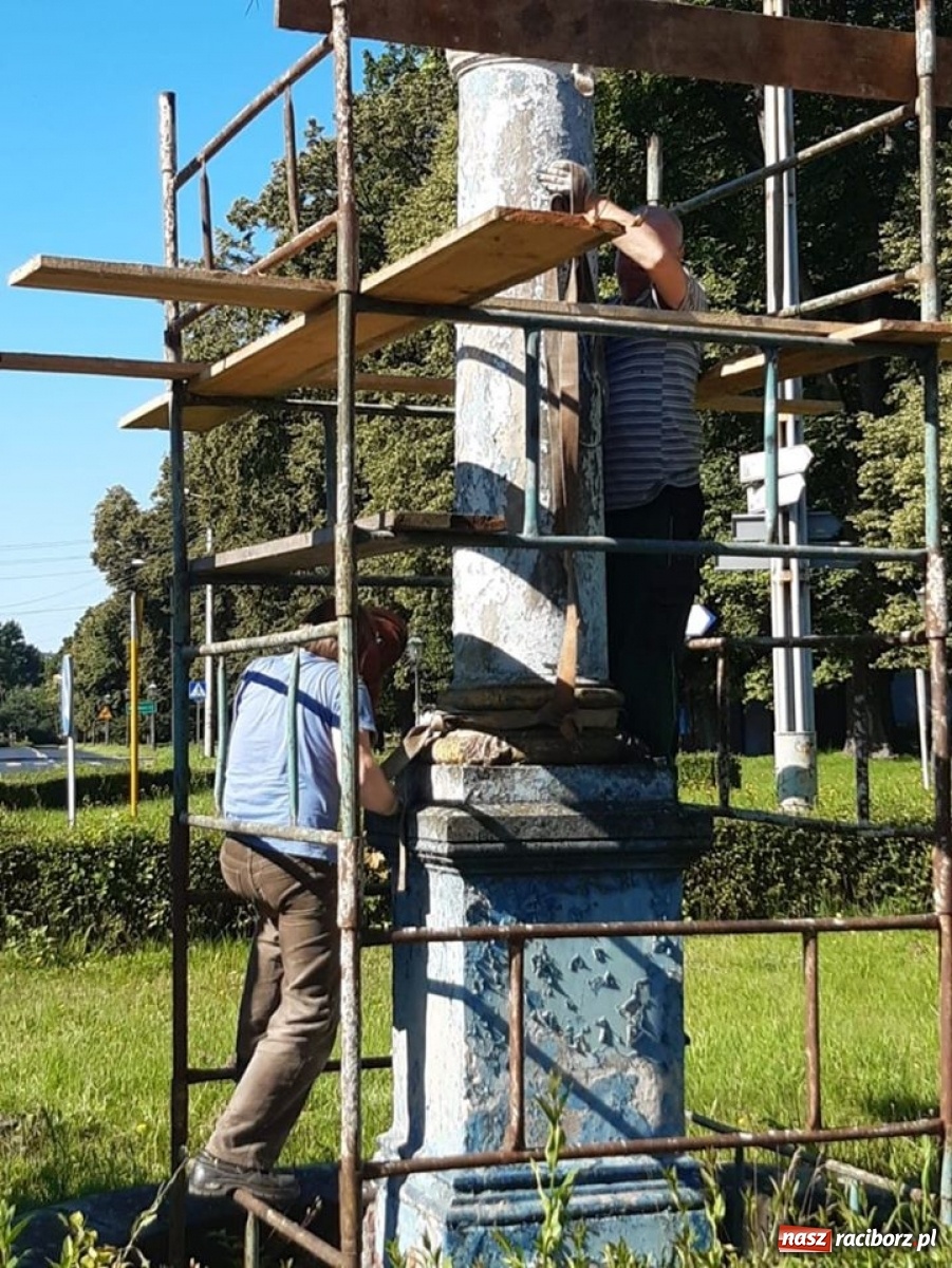 Zdjęcie w galerii na portalu naszraciborz.pl: W Rudach ruszyła renowacja kolumny maryjnej  wiadomości z regionu
