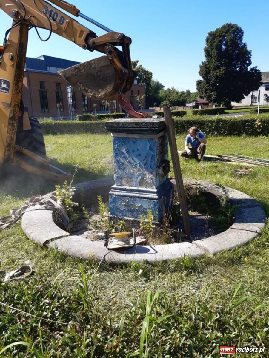 Zdjęcie w galerii na portalu naszraciborz.pl: W Rudach ruszyła renowacja kolumny maryjnej  wiadomości z regionu