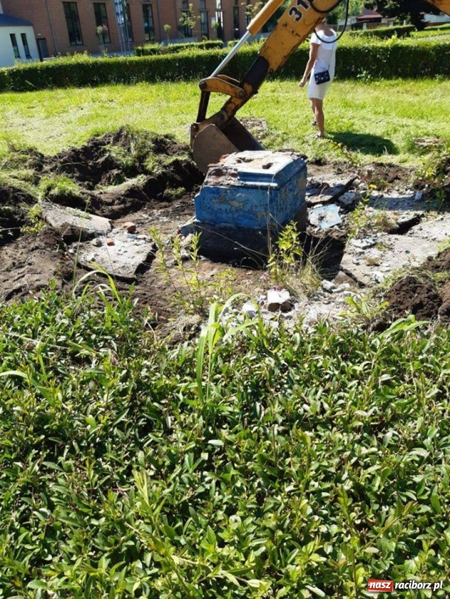 Zdjęcie w galerii na portalu naszraciborz.pl: W Rudach ruszyła renowacja kolumny maryjnej  wiadomości z regionu