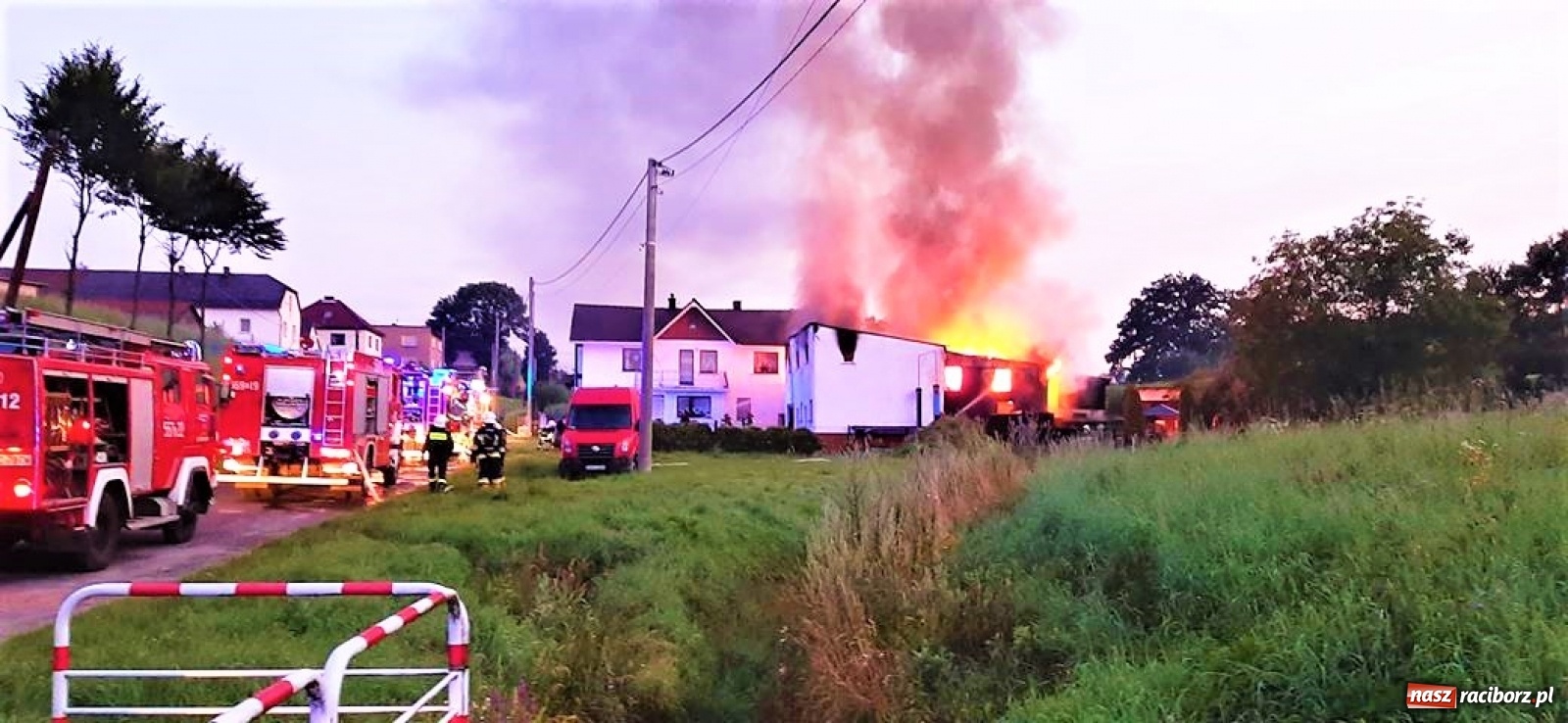 Zdjęcie w galerii na portalu naszraciborz.pl: Cały garaż stanął w ogniu! Raport 998 [WIDEO] wiadomości z regionu