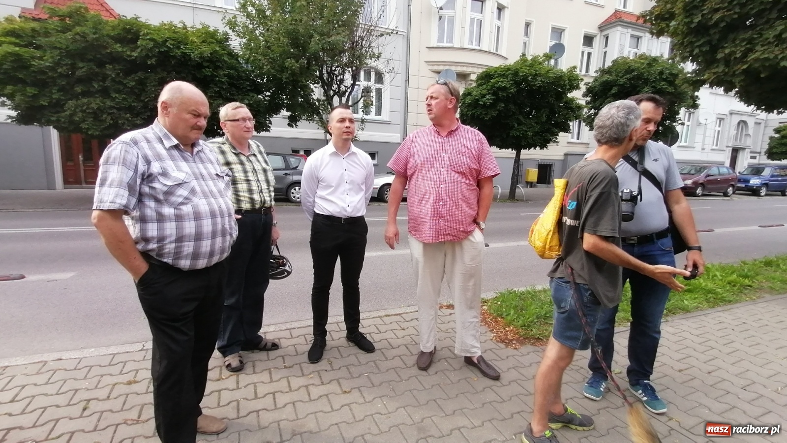 Zdjęcie w galerii na portalu naszraciborz.pl: Ruszyła walka o lipy przy Lwowskiej. Członkowie komisji Rady Miasta na wizji lokalnej [FOTO i WIDEO] wiadomości z regionu