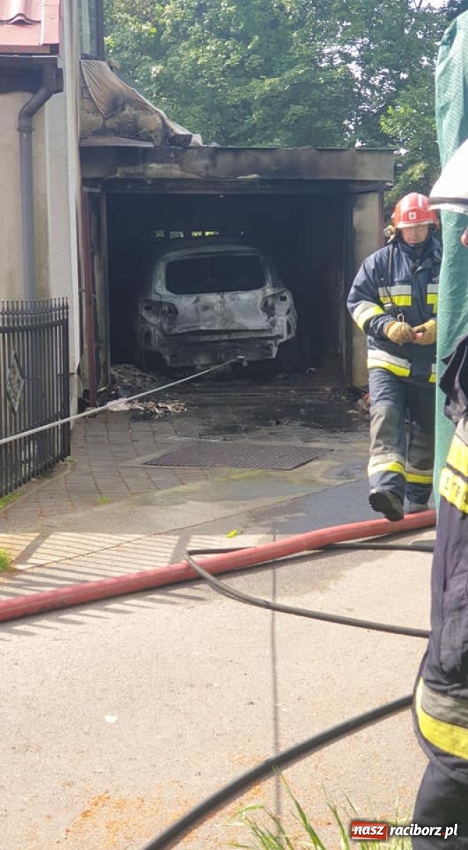 Zdjęcie w galerii na portalu naszraciborz.pl: Pożar garażu w Kuźni Raciborskiej [FOTO] wiadomości z regionu