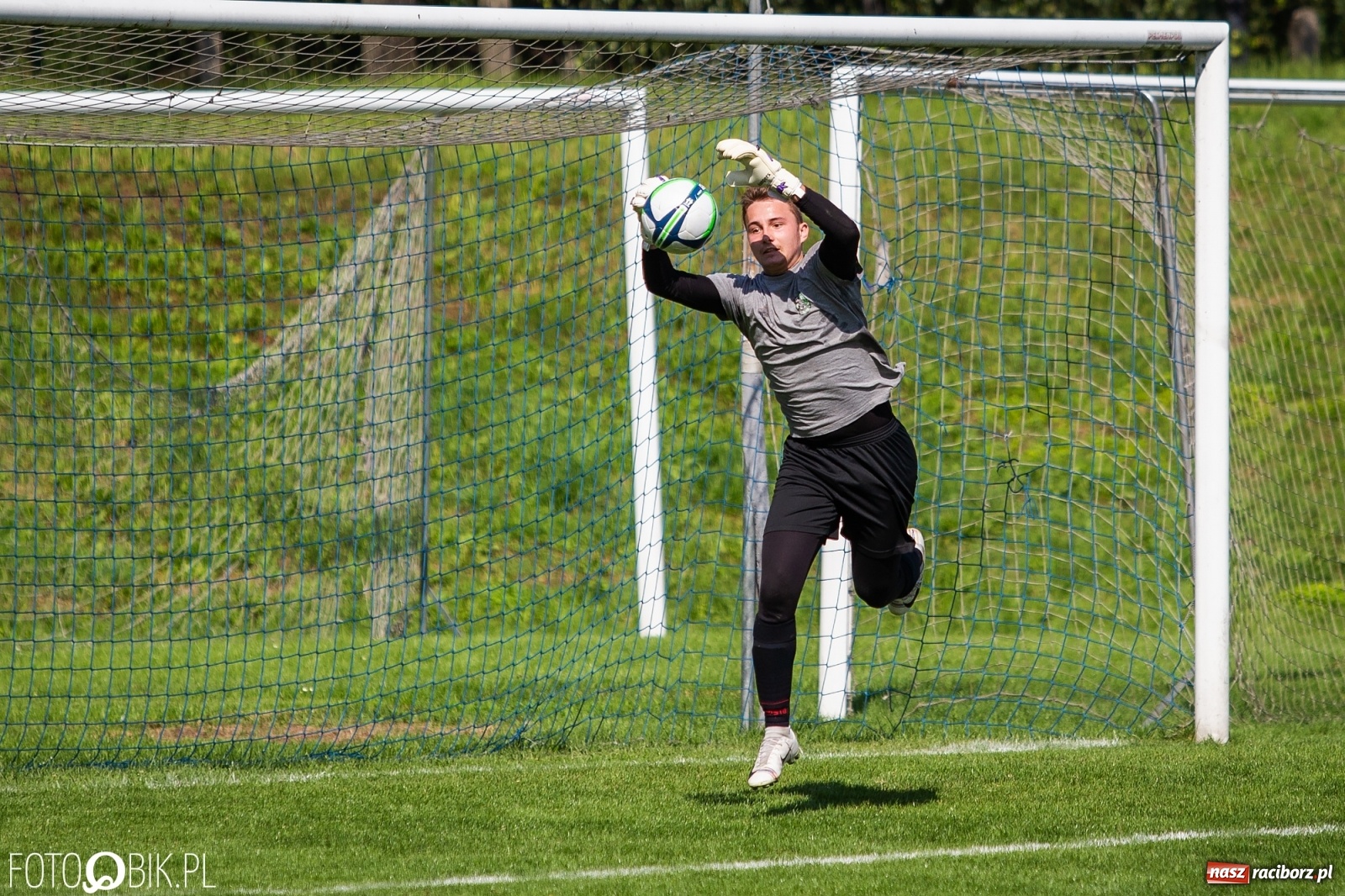 Zdjęcie w galerii na portalu naszraciborz.pl: Sparingowa masakra piłą nożną przy Srebrnej [FOTO] wiadomości z regionu