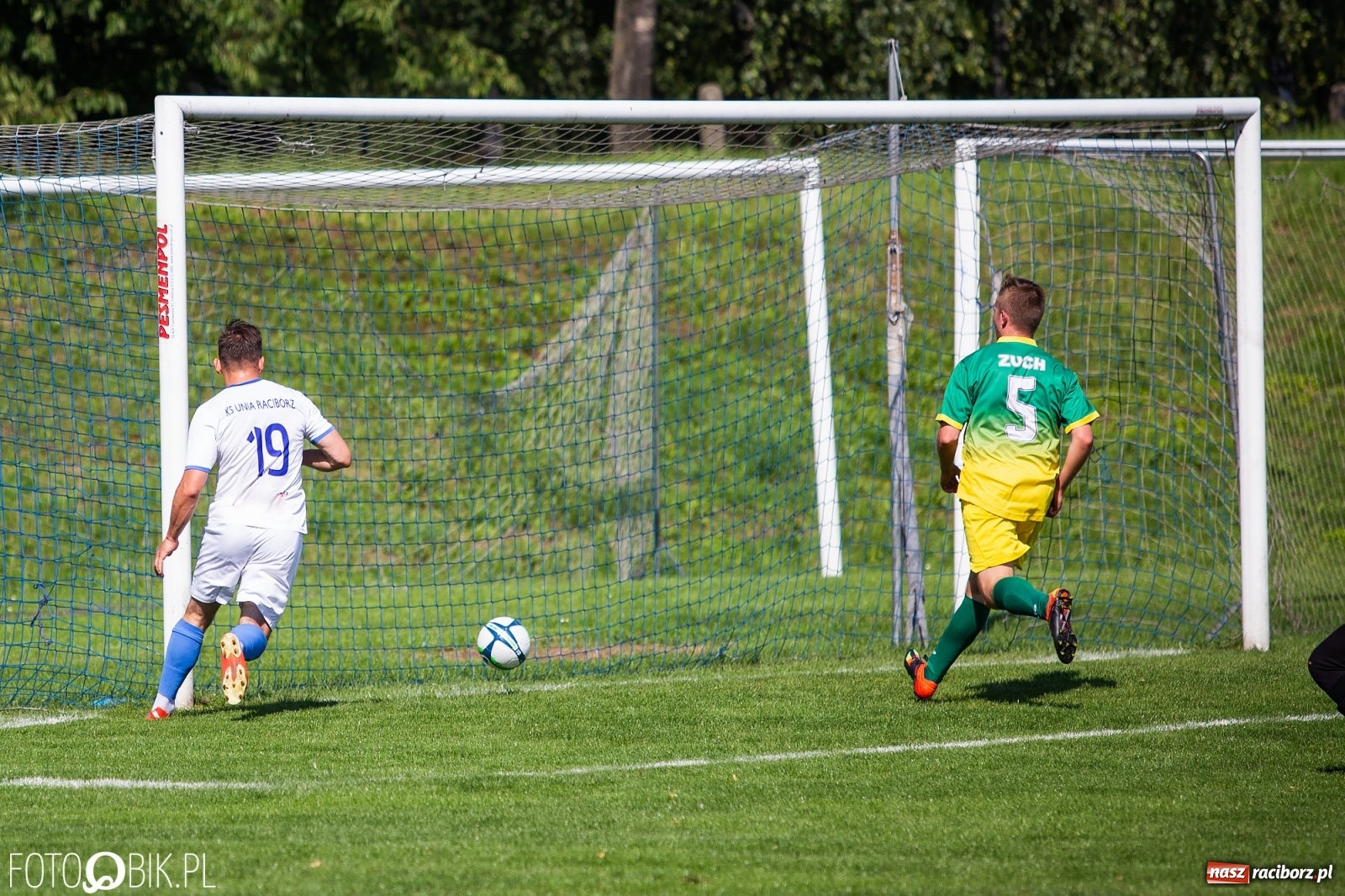 Zdjęcie w galerii na portalu naszraciborz.pl: Sparingowa masakra piłą nożną przy Srebrnej [FOTO] wiadomości z regionu