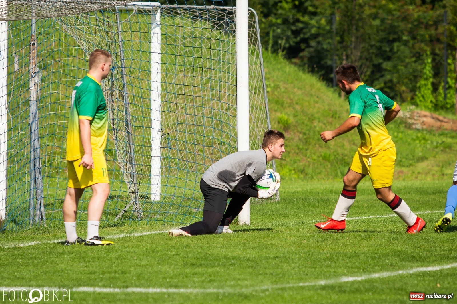 Zdjęcie w galerii na portalu naszraciborz.pl: Sparingowa masakra piłą nożną przy Srebrnej [FOTO] wiadomości z regionu