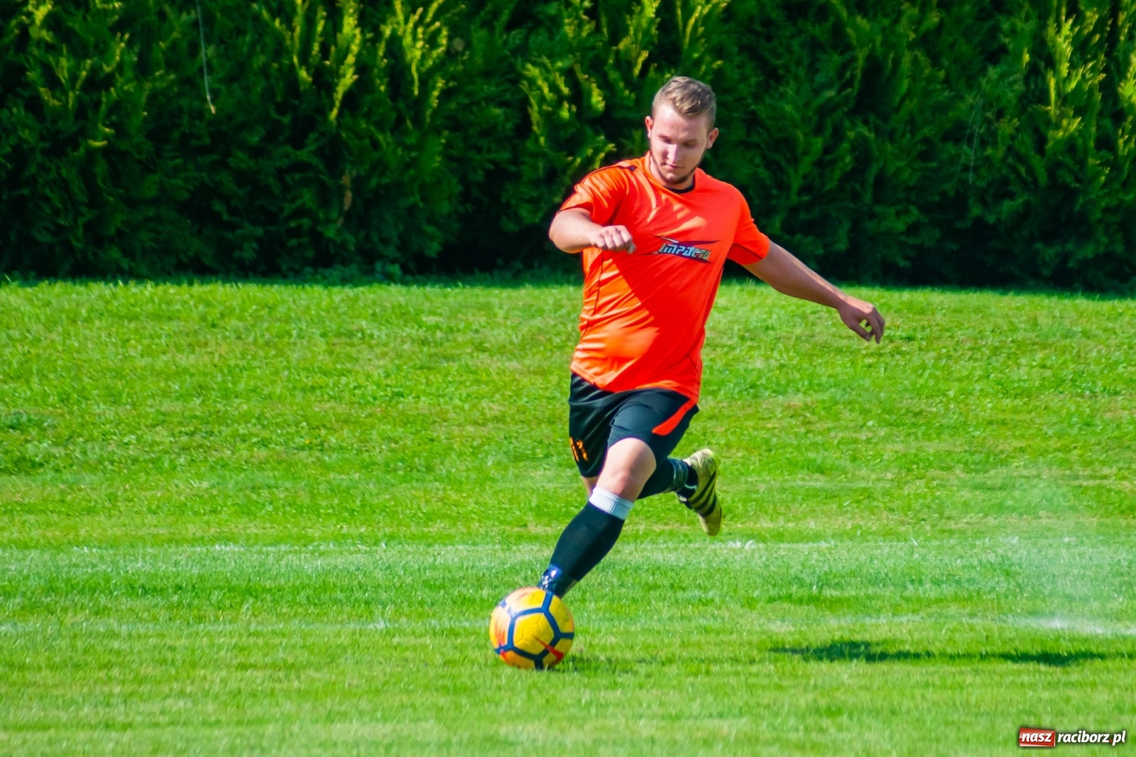 Zdjęcie w galerii na portalu naszraciborz.pl: Kadrowa katastrofa w Chałupkach. Rezerwy Krzanowic górą [FOTO] wiadomości z regionu