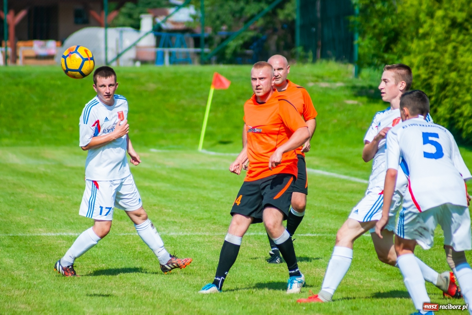 Zdjęcie w galerii na portalu naszraciborz.pl: Kadrowa katastrofa w Chałupkach. Rezerwy Krzanowic górą [FOTO] wiadomości z regionu