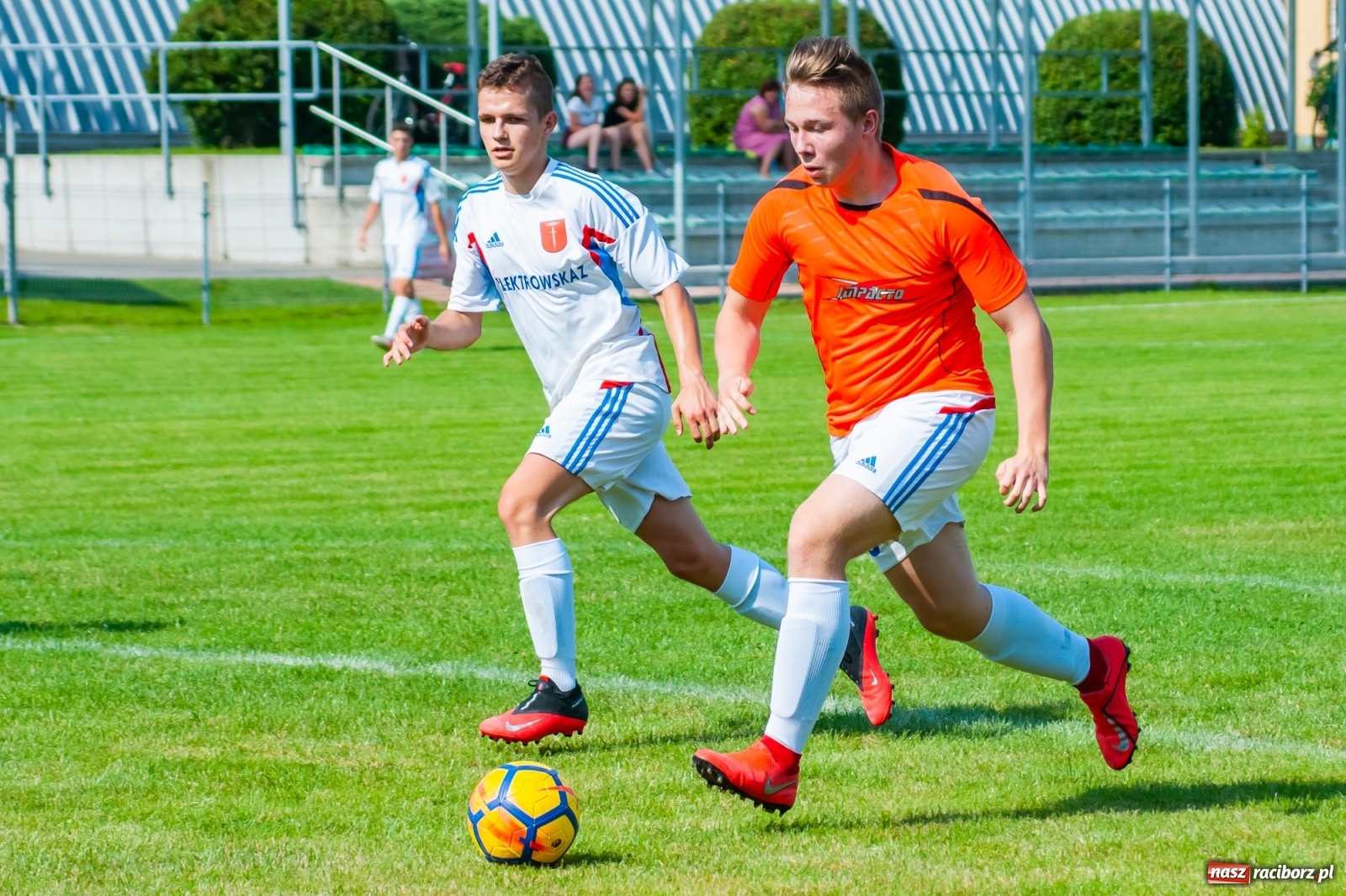 Zdjęcie w galerii na portalu naszraciborz.pl: Kadrowa katastrofa w Chałupkach. Rezerwy Krzanowic górą [FOTO] wiadomości z regionu