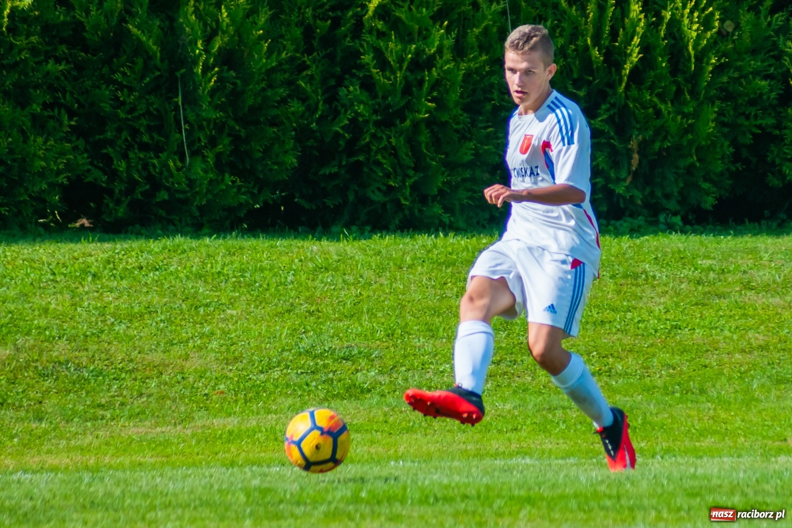 Zdjęcie w galerii na portalu naszraciborz.pl: Kadrowa katastrofa w Chałupkach. Rezerwy Krzanowic górą [FOTO] wiadomości z regionu