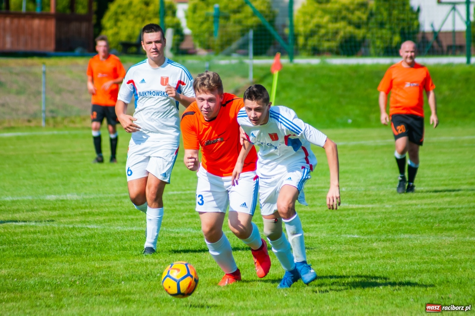 Zdjęcie w galerii na portalu naszraciborz.pl: Kadrowa katastrofa w Chałupkach. Rezerwy Krzanowic górą [FOTO] wiadomości z regionu