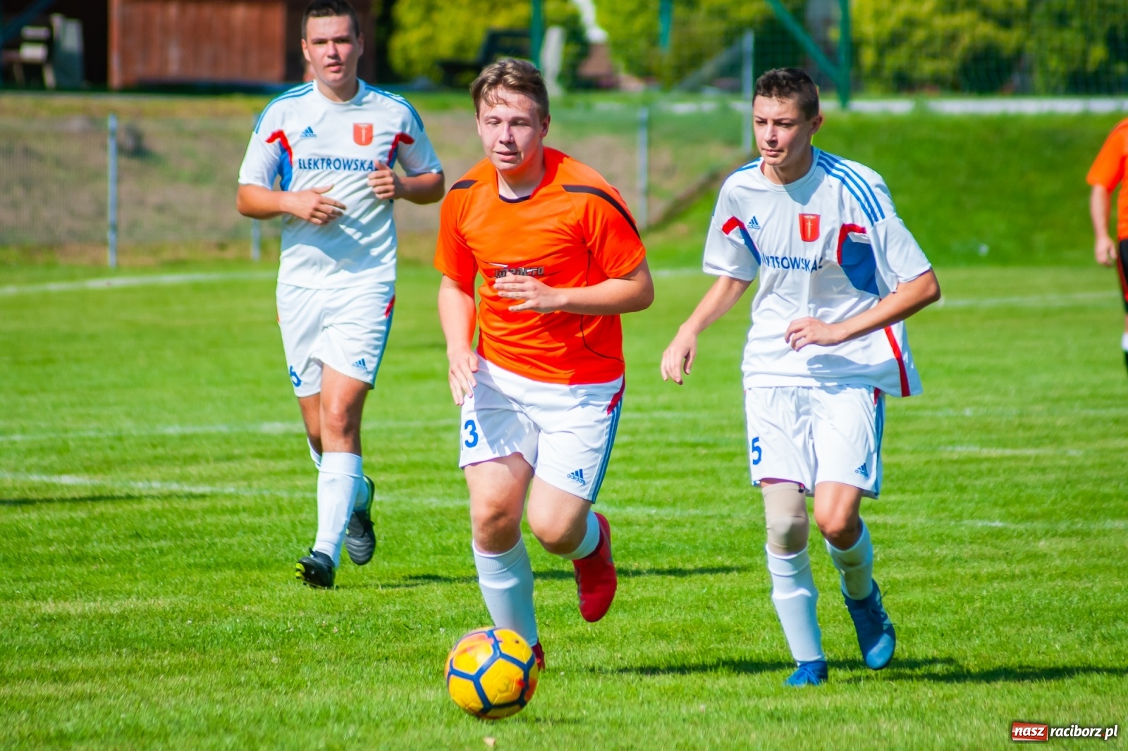 Zdjęcie w galerii na portalu naszraciborz.pl: Kadrowa katastrofa w Chałupkach. Rezerwy Krzanowic górą [FOTO] wiadomości z regionu