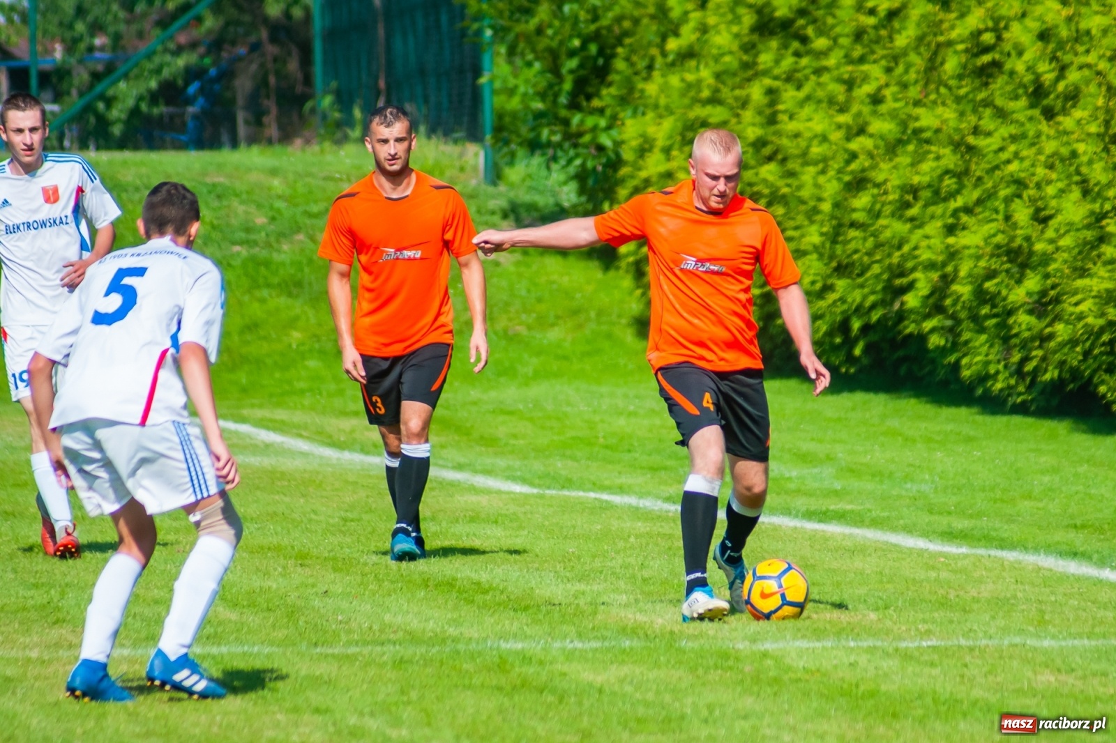 Zdjęcie w galerii na portalu naszraciborz.pl: Kadrowa katastrofa w Chałupkach. Rezerwy Krzanowic górą [FOTO] wiadomości z regionu