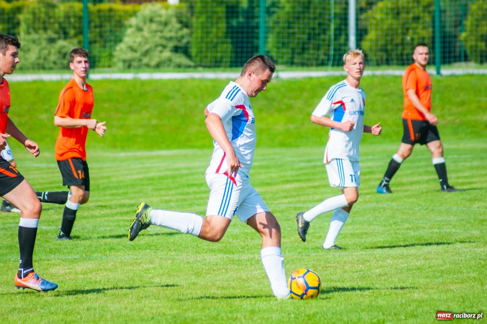 Zdjęcie w galerii na portalu naszraciborz.pl: Kadrowa katastrofa w Chałupkach. Rezerwy Krzanowic górą [FOTO] wiadomości z regionu
