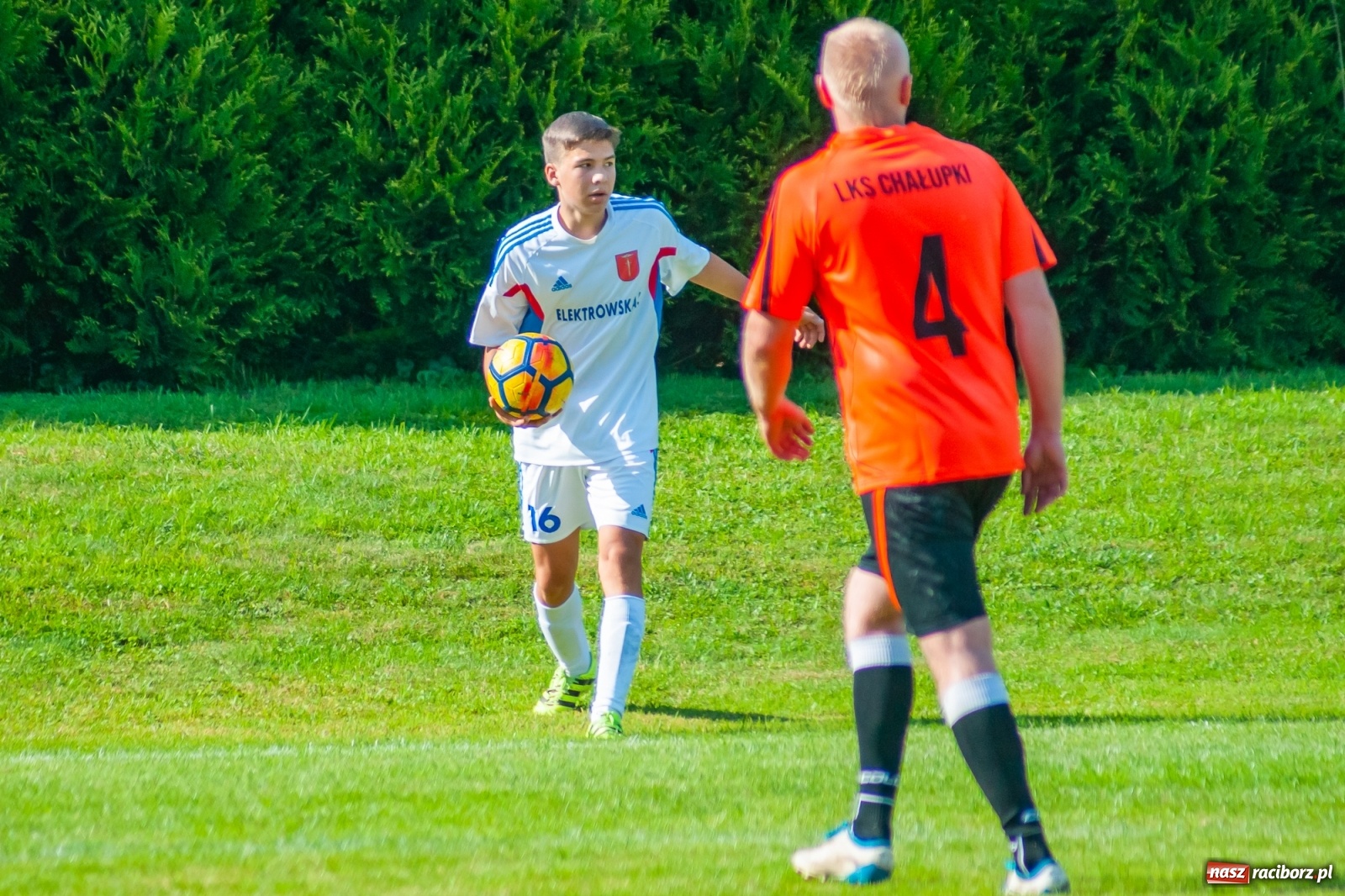 Zdjęcie w galerii na portalu naszraciborz.pl: Kadrowa katastrofa w Chałupkach. Rezerwy Krzanowic górą [FOTO] wiadomości z regionu
