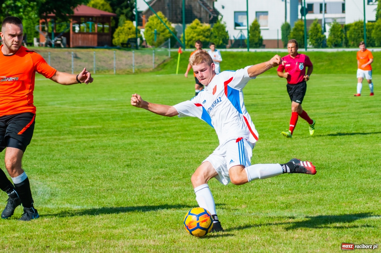 Zdjęcie w galerii na portalu naszraciborz.pl: Kadrowa katastrofa w Chałupkach. Rezerwy Krzanowic górą [FOTO] wiadomości z regionu