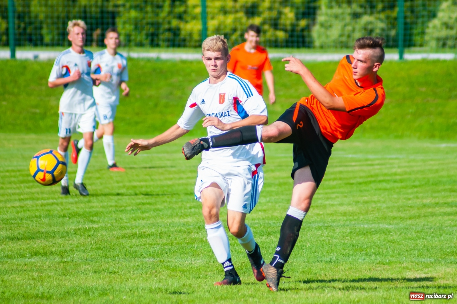 Zdjęcie w galerii na portalu naszraciborz.pl: Kadrowa katastrofa w Chałupkach. Rezerwy Krzanowic górą [FOTO] wiadomości z regionu