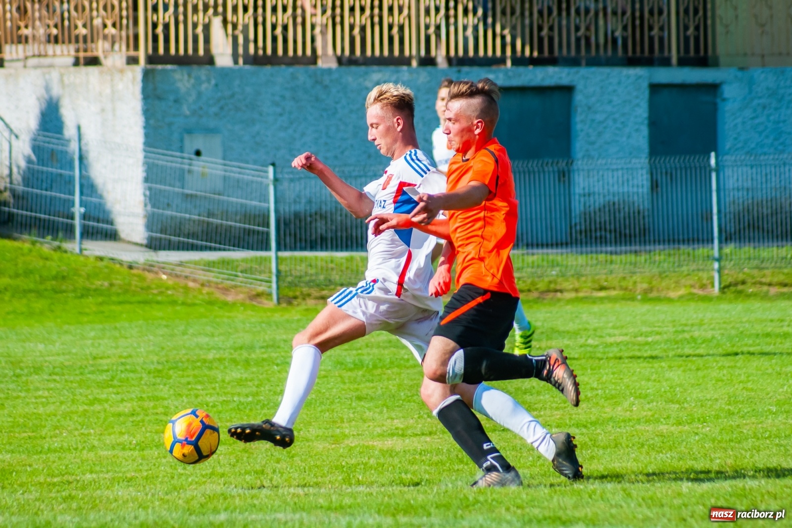 Zdjęcie w galerii na portalu naszraciborz.pl: Kadrowa katastrofa w Chałupkach. Rezerwy Krzanowic górą [FOTO] wiadomości z regionu
