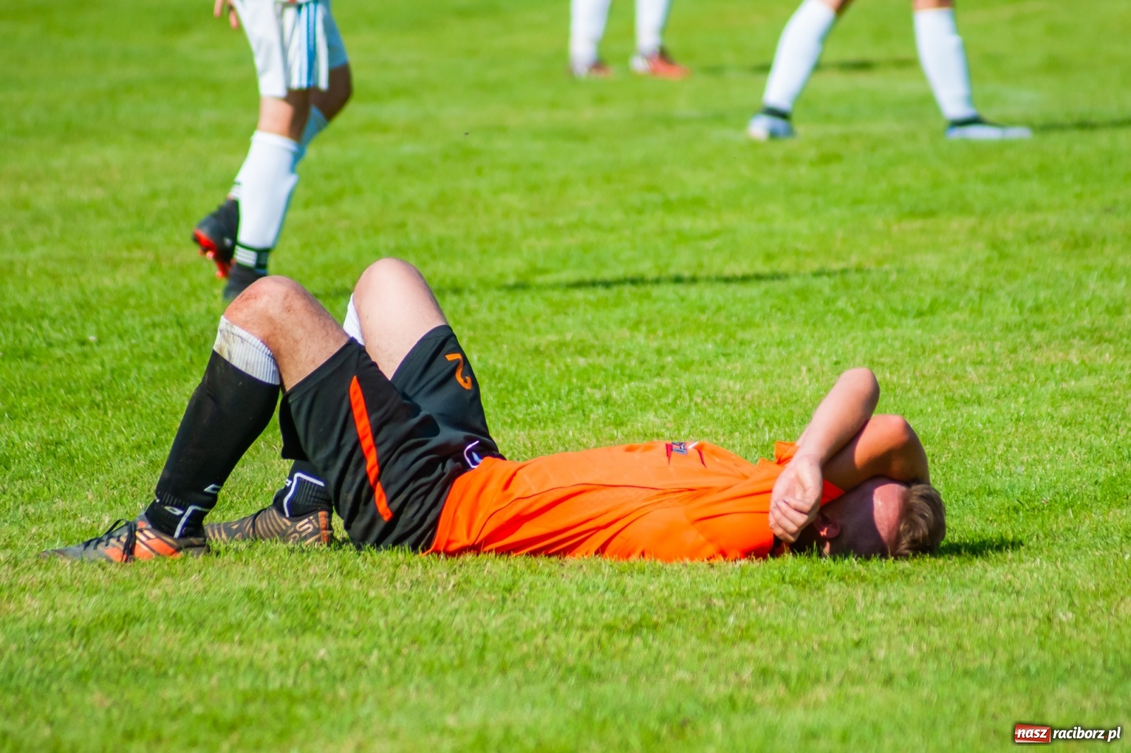 Zdjęcie w galerii na portalu naszraciborz.pl: Kadrowa katastrofa w Chałupkach. Rezerwy Krzanowic górą [FOTO] wiadomości z regionu