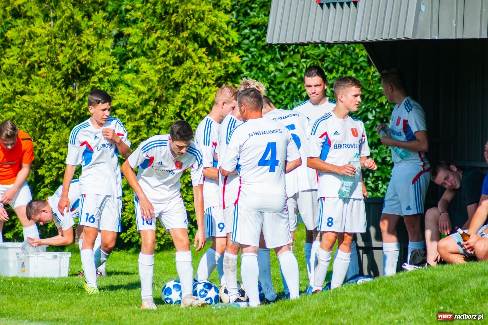 Zdjęcie w galerii na portalu naszraciborz.pl: Kadrowa katastrofa w Chałupkach. Rezerwy Krzanowic górą [FOTO] wiadomości z regionu