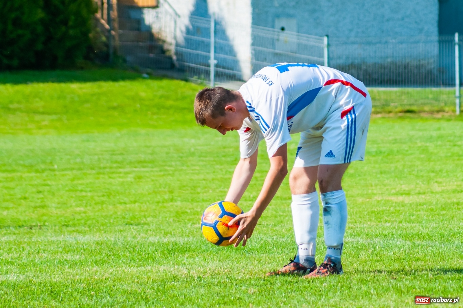 Zdjęcie w galerii na portalu naszraciborz.pl: Kadrowa katastrofa w Chałupkach. Rezerwy Krzanowic górą [FOTO] wiadomości z regionu
