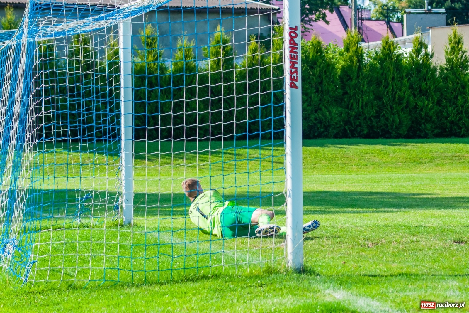 Zdjęcie w galerii na portalu naszraciborz.pl: Kadrowa katastrofa w Chałupkach. Rezerwy Krzanowic górą [FOTO] wiadomości z regionu